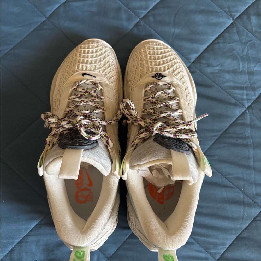 Nike Cosmic Unity . Cream and Black Eco-Friendly Sneakers. 7.5 - Picture 4 of 10
